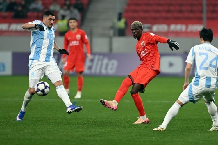 世界杯客户端安装包-海港半场闪电破门！克劳德将功补过，轰海港处子球后拥抱穆帅